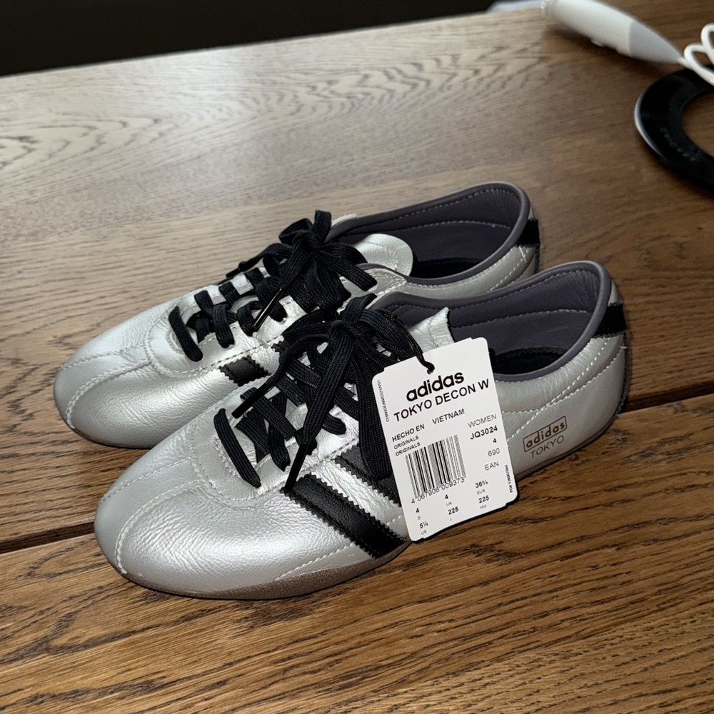 WOMENS ADIDAS TOKYO SIZE 6